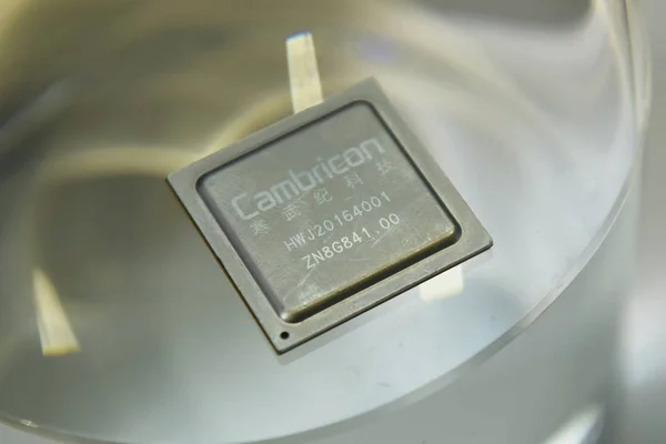 Chip Inteligencia Artificial Nueva Generación Empresa China Semiconductores Cambricon Exhibe — Foto de Stock