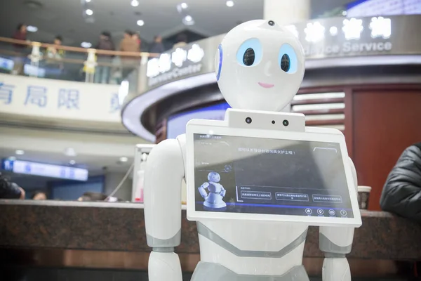 Inteligentní Robot Jménem Xiaoman Pracuje Jako Recepční Přijímací Přepážce Nemocnice — Stock fotografie