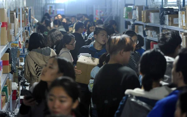 Kinesiska Studenter Söka Massa Paket Varav Flesta Från Singlar Dag — Stockfoto