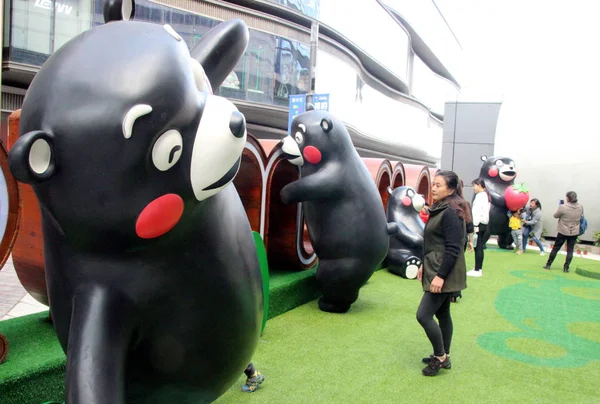 Crianças Pais Chineses Brincam Com Esculturas Kumamon Exposição Mascote Japonês — Fotografia de Stock