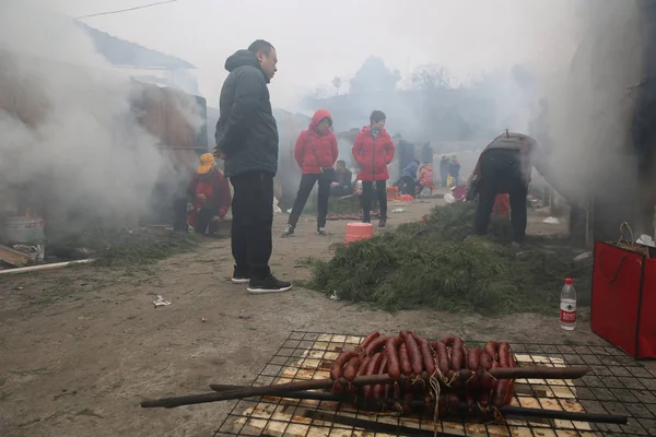 Residentes Chinos Locales Hacen Carne Ahumada Sitio Procesamiento Ciudad Dazhou —  Fotos de Stock