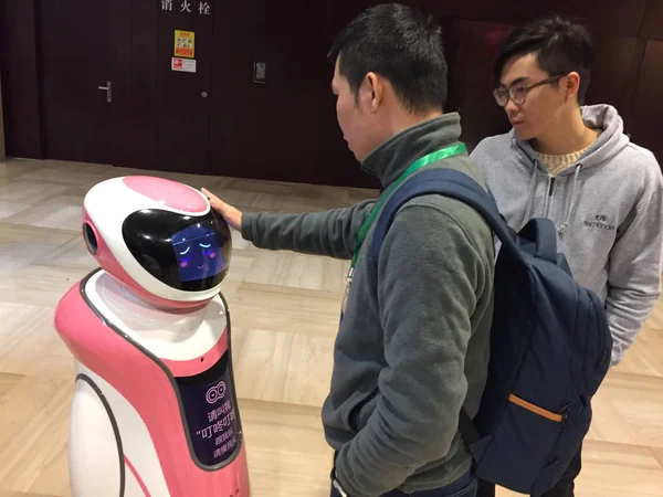 Visitante Interactúa Con Robot Durante Cumbre Internacional Industria Del Valle —  Fotos de Stock