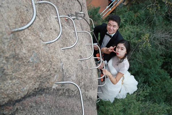 Ένα Νιόπαντρο Ζευγάρι Κινέζοι Θέτει Για Φωτογραφίες Του Γάμου Που — Φωτογραφία Αρχείου