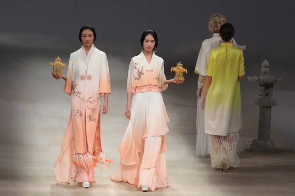Modelos Exibem Novas Criações Desfile Moda Heaven Gaia Por Xiong — Fotografia de Stock