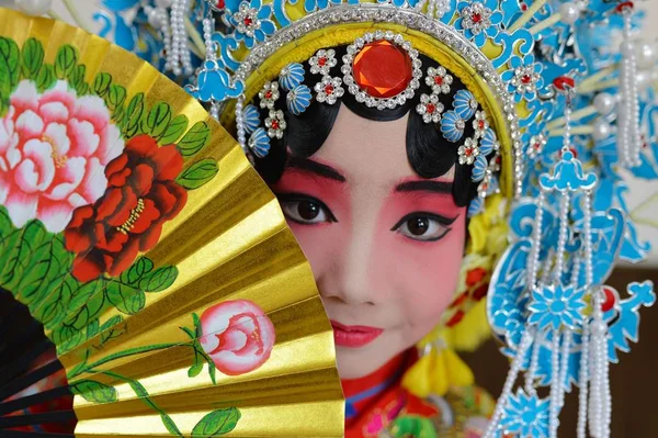 Primary Student Poses Finishing Her Hair Makeup Dressed Role Yang — Stock Photo, Image