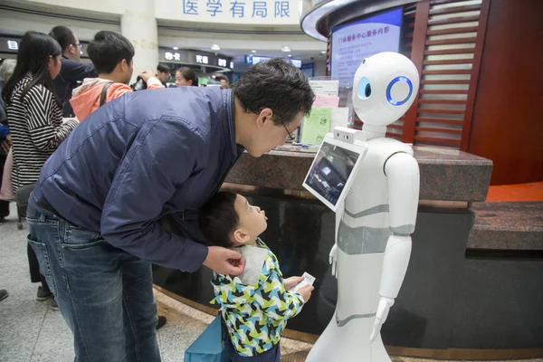 Los Pacientes Utilizan Robot Inteligente Llamado Xiaoman Que Trabaja Como —  Fotos de Stock