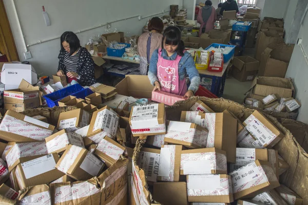 Les Travailleurs Chinois Préparent Leurs Lunettes Pour Prochain Festival Mondial — Photo
