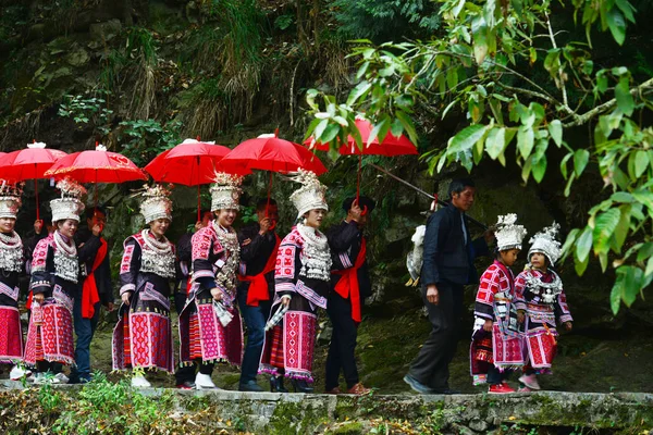 Los Chinos Minoría Étnica Miao Vestidos Con Ropa Tradicional Decorada — Foto de Stock