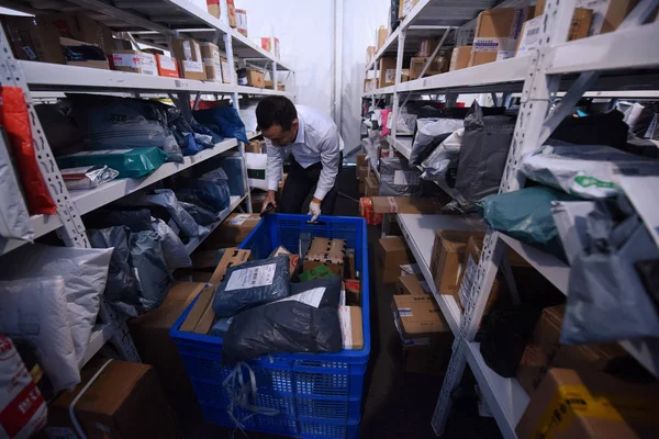 Chinese Studenten Zoeken Een Massa Van Percelen Waarvan Meeste Van — Stockfoto