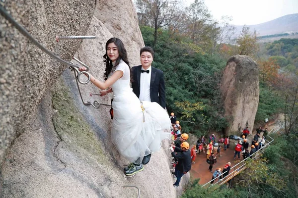 Novomanželský Pár Čínských Představuje Pro Svatební Fotografie Útesu Chaya Mountain — Stock fotografie