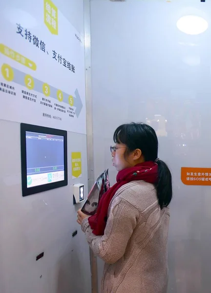 Customer Scans Bar Code Item Self Service Cashier Desk City — Stock Photo, Image