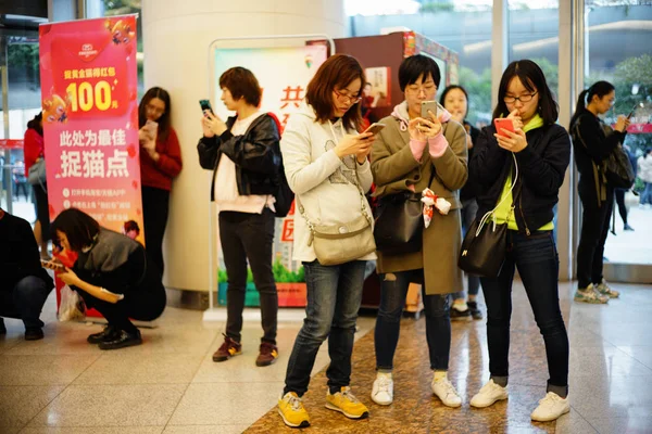 Anwohner Fangen Während Des Online Shopping Festivals Einkaufszentrum Youyicheng Shanghai — Stockfoto