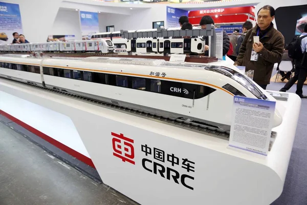 Besökare Bilder Modell Tåg Displayen Montern Crrc Utställning Shanghai Kina — Stockfoto