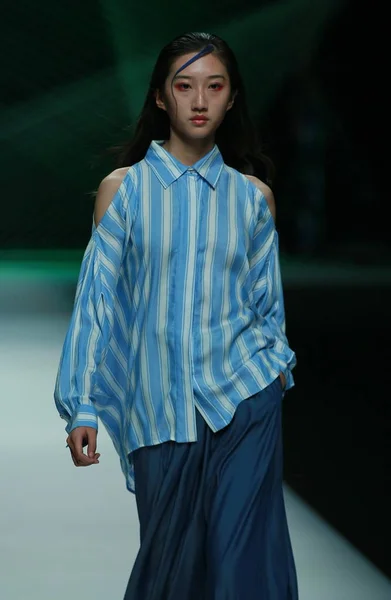 モデルは 2017 北京で中国ロンドンファッションウィークの春 2018 年中陳温家宝テンセルのファッションショーで新しい創造を表示します — ストック写真