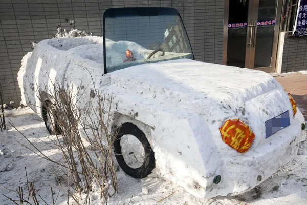 Vue Une Sculpture Sur Neige Une Voiture Réalisée Par Quatre — Photo