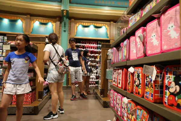 Китайські Покупці Магазин Сувенірів Магазин Шанхаї Діснейленд Шанхаї Disney Resort — стокове фото