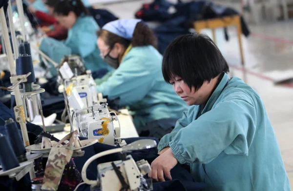 노동자 바느질 동쪽으로 중국의 안후이 2016에서에서 공장에서 아시아 국가에 수출을 — 스톡 사진