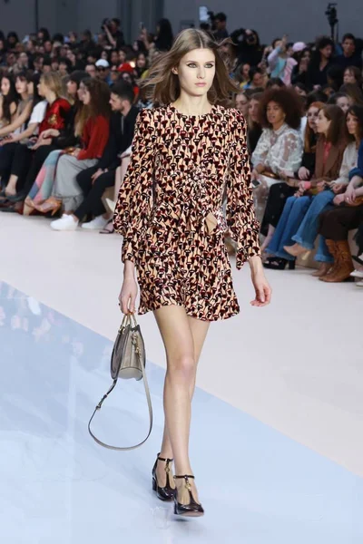 Modelo Exibe Uma Nova Criação Chloe Fashion Show Durante Paris — Fotografia de Stock