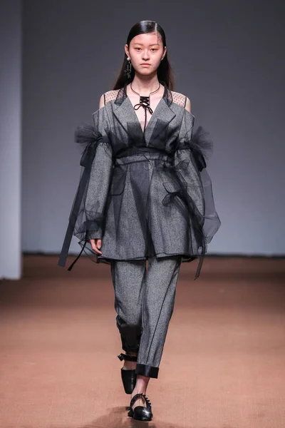 Modell Visar Skapelse Modevisning Veeco Zhao Den Shanghai Mode Vecka — Stockfoto