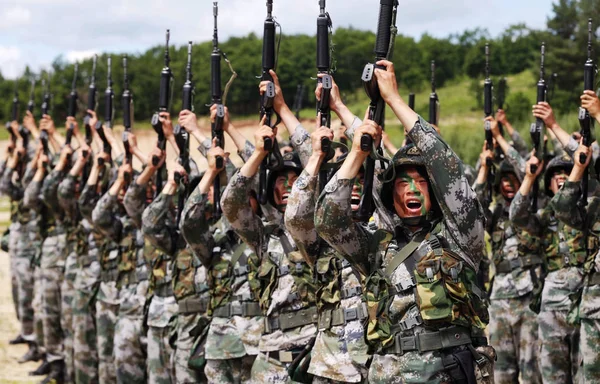 Soldados Chineses Exército Popular Libertação Praticam Durante Uma Sessão Treinamento — Fotografia de Stock