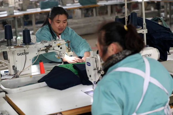 Женщины Китаянки Шьют Одежду Швейной Фабрике Городе Хуайбэй Провинция Аньхой — стоковое фото