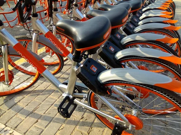 中国自転車共有サービス Mobike の自転車は 2017 日中国南部の広東省深セン市の通りに並んでいます — ストック写真