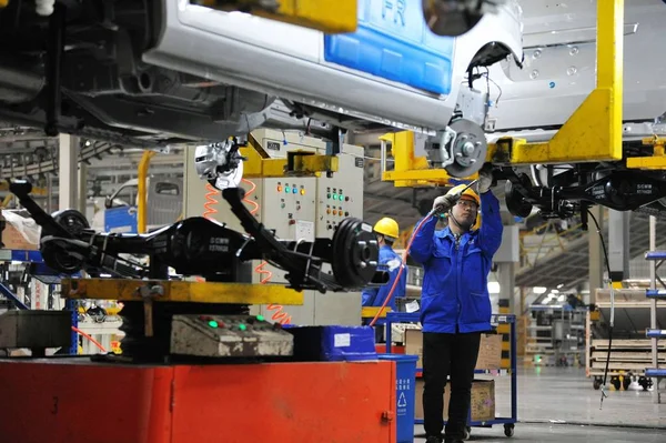Trabajador Chino Monta Automóviles Línea Montaje Una Planta Automóviles Sgmw — Foto de Stock