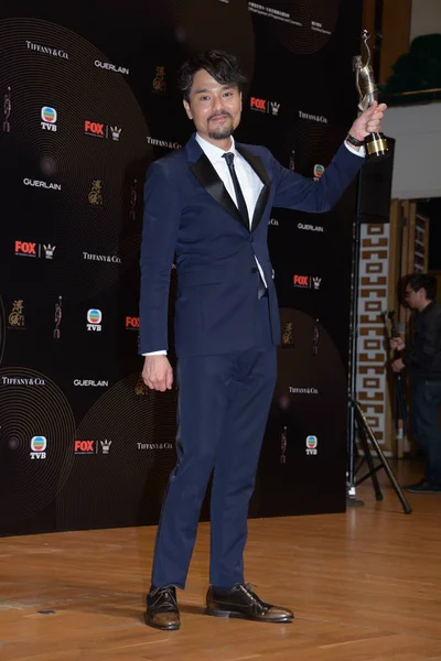 香港演员林瑞麟在2017年4月9日于中国香港举行的第36届香港电影大奖中荣获最佳男演员奖后 与奖杯合影 — 图库照片