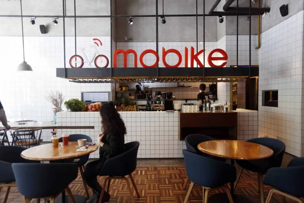 Ένας Πελάτης Τρώει Ένα Εστιατόριο Θέμα Ποδήλατο Που Μοιράζεται Mobike — Φωτογραφία Αρχείου
