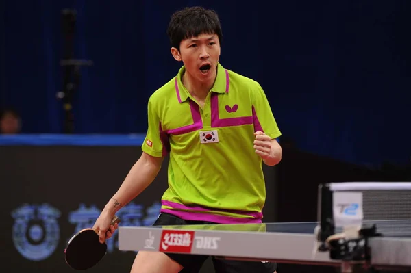 2017年4月14日 在中国东部江苏省无锡市举行的2017年塞马斯特第23届亚洲乒乓球锦标赛上 韩国选手 Jeong Sgeun 在男单第三轮比赛中与中国马龙的比赛中得分后做出反应 — 图库照片