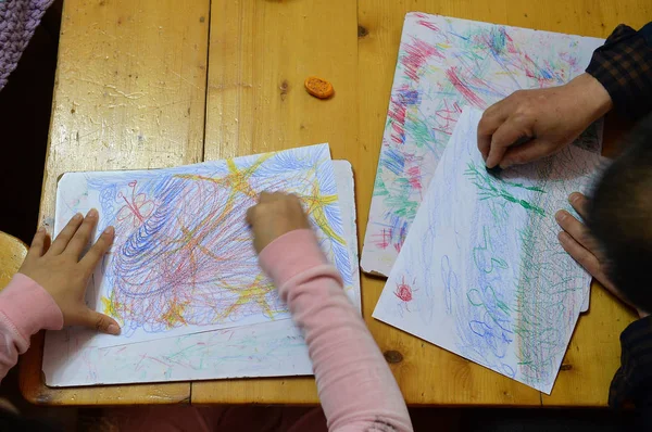 Estudiantes Del Jardín Infantes Para Adultos Dibujan Pinturas Una Clase — Foto de Stock