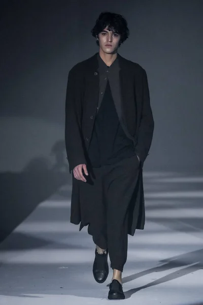 Model Wyświetla Nowe Stworzenie Pokaz Mody Zuee Podczas Shanghai Moda — Zdjęcie stockowe
