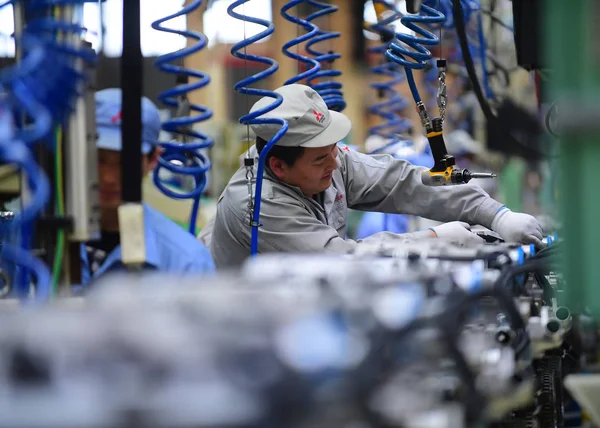 Trabajador Chino Ensambla Motores Línea Montaje Una Planta Automóviles Ciudad —  Fotos de Stock