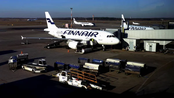 フィンランド航空のジェット機は 2015 フィンランドのヘルシンキのヘルシンキ ヴァンター空港で描かれています — ストック写真