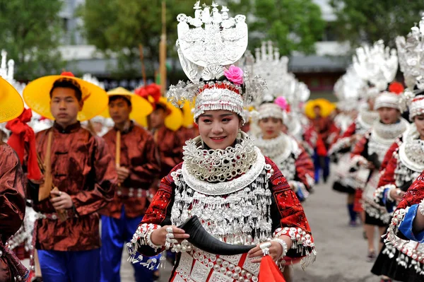 전통적인 먀오족 민족의 Headwears 먀오족 중국의 Gui에에서 먀오족 축제를 퍼레이드에 — 스톡 사진