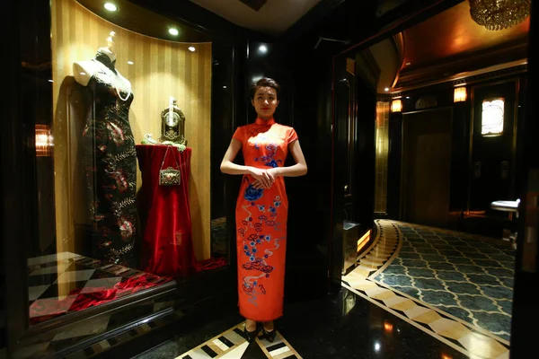 Čínská Servírka Oblečený Cheongsam Také Známý Jako Qipa Čínštině Paramount — Stock fotografie