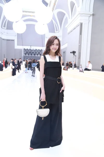 中国の女優唐燕は パリのファッション週間秋 2017 でパリ フランス 2017 日中にクロエ ファッションショーでポーズします — ストック写真