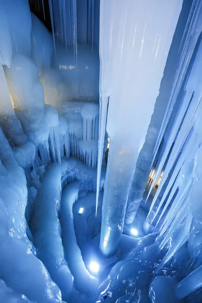 Pohled Největší Čínskou Ledovou Jeskyni Pestrobarevnou Světlíky Pohoří Luja Okrese — Stock fotografie