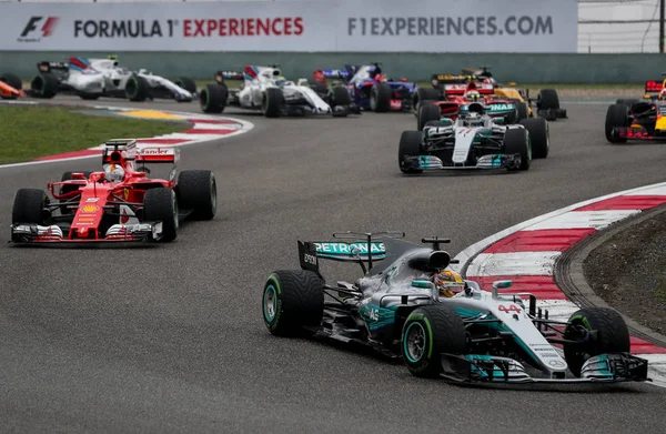 Piloto Britânico Lewis Hamilton Mercedes Frente Lidera Outros Pilotos Durante — Fotografia de Stock