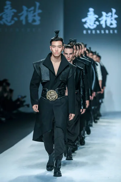 Modeller Visar Nya Skapelser Modevisning Eyensree Den Shanghai Mode Vecka — Stockfoto