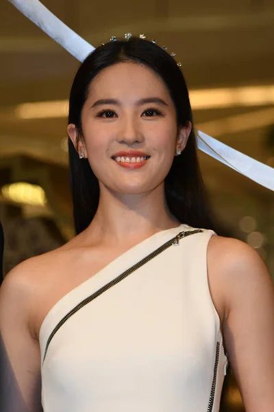 Chińska Aktorka Liu Yifei Pozach Podczas Imprezy Promocyjne Dla Bulgari — Zdjęcie stockowe