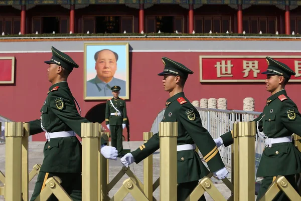 Chinese Paramilitary Policemen Patrol Tian Anmen Square Ahead China Top — Stock Photo, Image