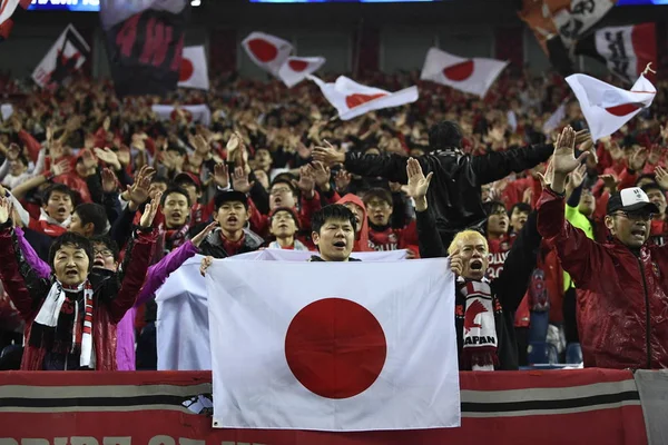Tifosi Calcio Sventolano Bandiere Nazionali Giapponesi Urlano Slogan Mostrare Sostegno — Foto Stock