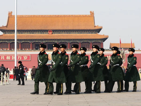 Kínai Félkatonai Rendőrök Patrol Tian Anmen Tér Előtt Kínai Legjobb — Stock Fotó