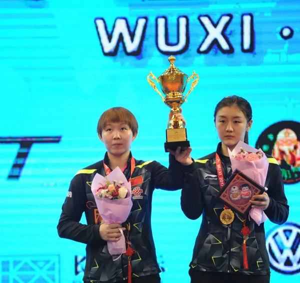 Zhu Yuling Gauche Chen Meng Chine Tiennent Leur Trophée Lors — Photo