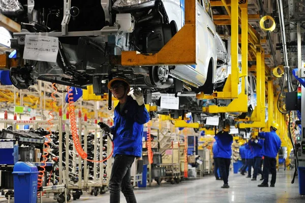 Trabajadores Chinos Montan Automóviles Línea Montaje Una Planta Automotriz Sgmw — Foto de Stock