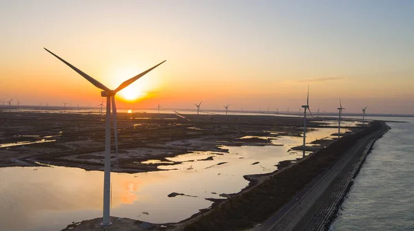 2016年9月22日中国山東省東営市の風力発電所で風力発電機が始動 — ストック写真
