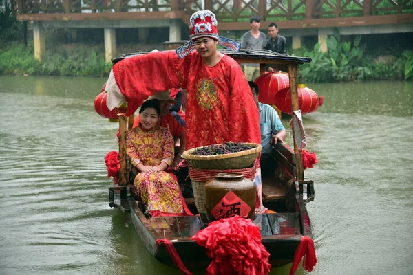 Noivo Protege Sua Noiva Chuva Enquanto Eles Vão Para Sua — Fotografia de Stock