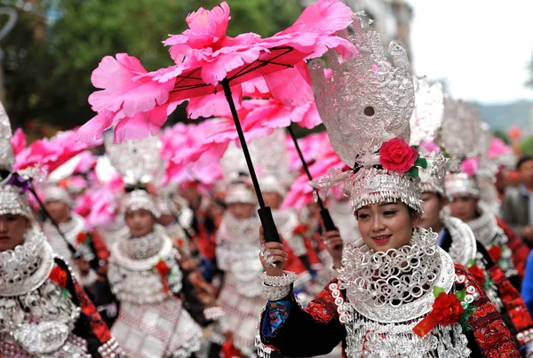 中国苗族女孩身着传统的银衣和头饰参加在中国西南贵州千东南苗东族自治州太江县庆祝苗族姐妹节的游行 — 图库照片