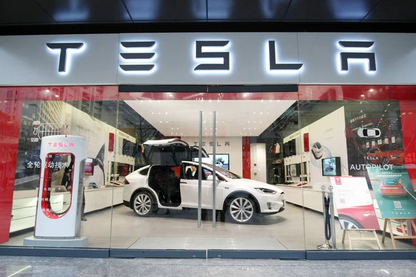 Модель Тесла Електричний Автомобіль Видно Дилерському Магазині Тесла Шанхаї Китай — стокове фото